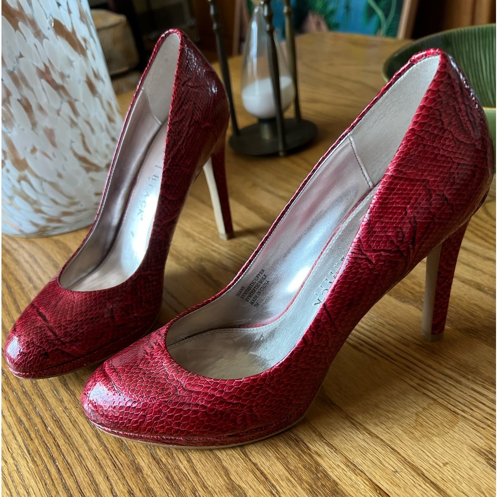 Women’s White House Black Market Heels 7.5 Red Snake Print